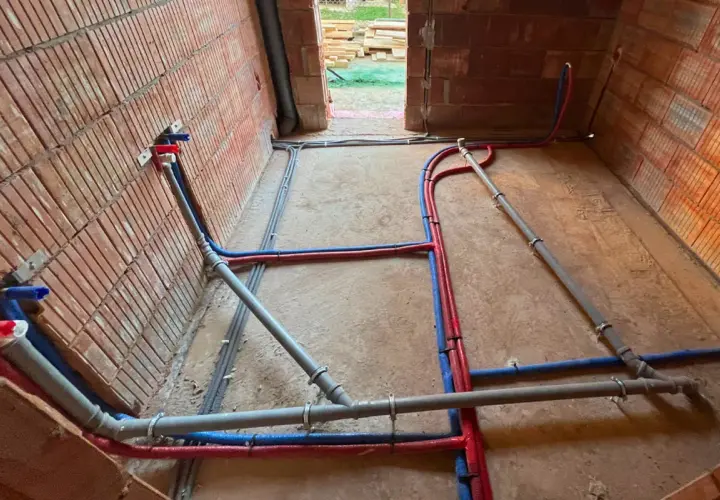 Ułożenie rur w wykopie, cennik bez materiału. Instalacja wodna i kanalizacyjna w trakcie budowy.