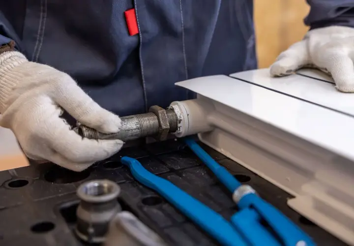 Zarobki hydraulika w Warszawie: od 7 000 do 20 000 zł i cennik