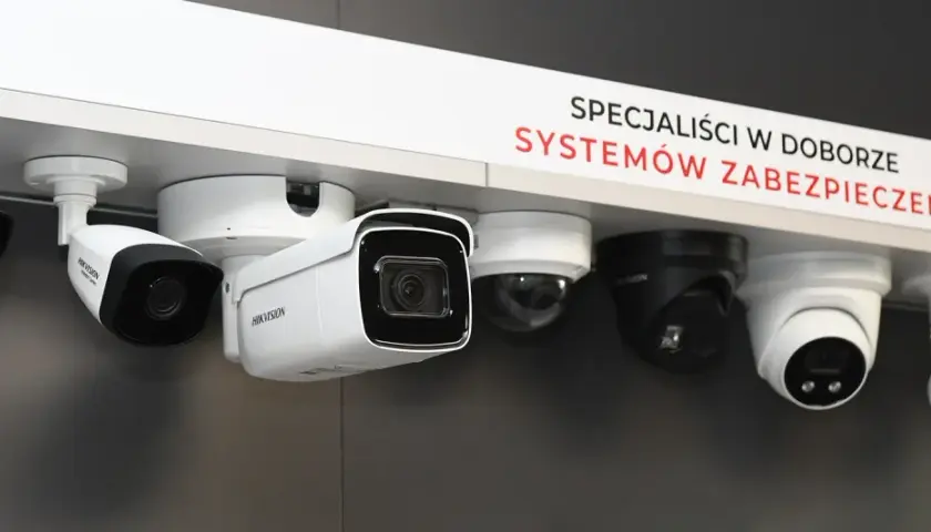Różne kamery CCTV, od prostych po kopułkowe, prezentowane na półce. Specjaliści od systemów zabezpieczeń wiedzą, cctv co to za technologia.