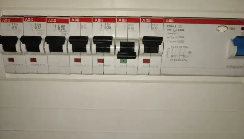 Zabezpieczenie przedlicznikowe ABB z wyłącznikami nadprądowymi i wyłącznikiem różnicowoprądowym.