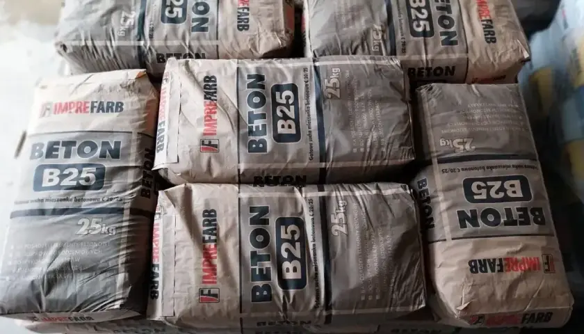 Sztaplowane worki z betonem B25, gotowa sucha mieszanka betonowa C20/25. Sprawdź atrakcyjną beton b25 cena za m3.