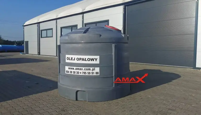 Duży zbiornik na olej opałowy przed halą magazynową. Sprawdź aktualną olej opałowy cena na amax.com.pl.