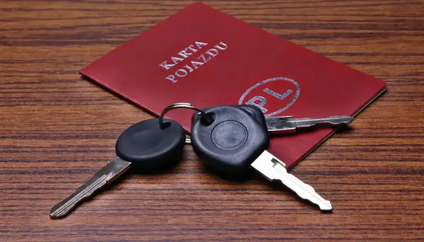 Klucze samochodowe i dowód rejestracyjny. Zastanawiasz się, ile kosztuje dorobienie klucza do samochodu z pilotem?