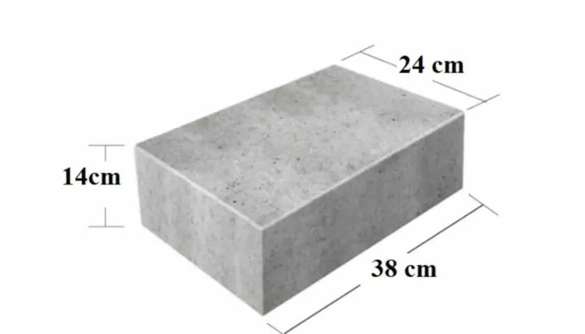 Szary bloczek betonowy o wymiarach 38x24x14 cm. Jego waga jest kluczowa przy planowaniu budowy.