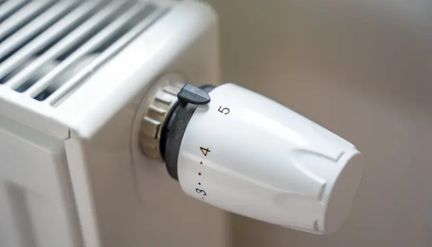 Pokrętło termostatu na grzejniku pokazuje, jak działa termostat w grzejniku, regulując temperaturę od 3 do 5.