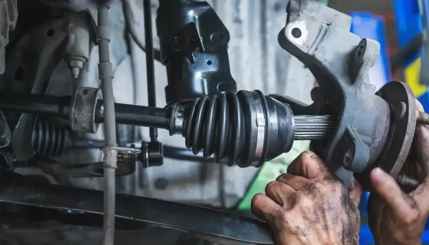 Mechanik wymienia przegub. Sprawdź wymiana przegubu cenę i umów się na wizytę w serwisie.