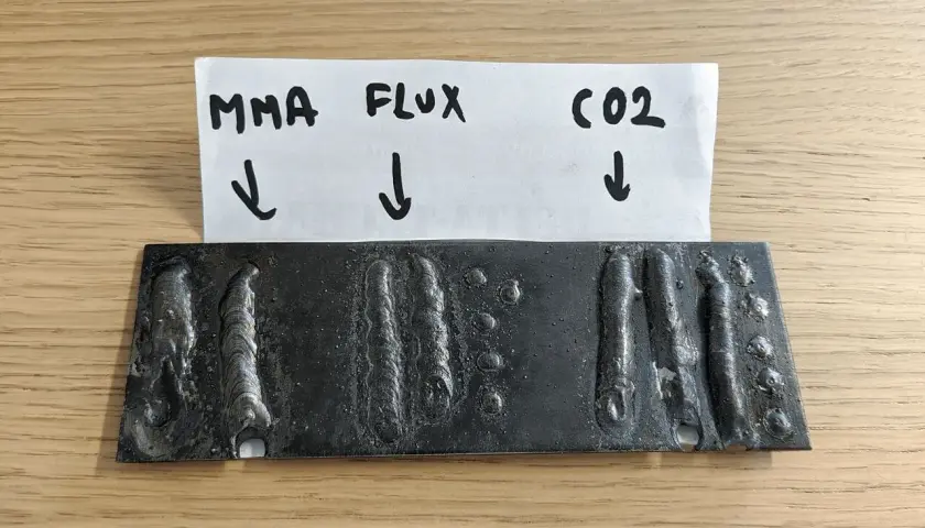 Porównanie spawania MMA, drutem samoosłonowym (FLUX) i CO2. Widać różnice w jakości spoin i obecności pęcherzy.