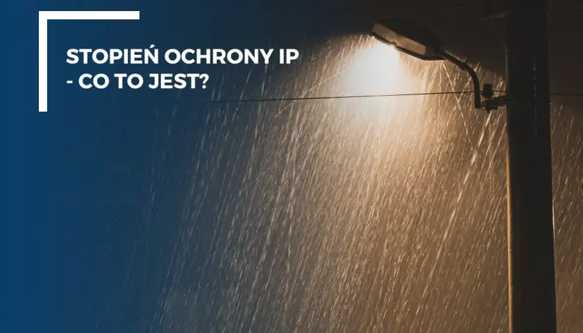 Latarnia uliczna świeci w deszczu. Tekst informuje o stopniu ochrony IP, np. IP64, który chroni przed wodą i pyłem.