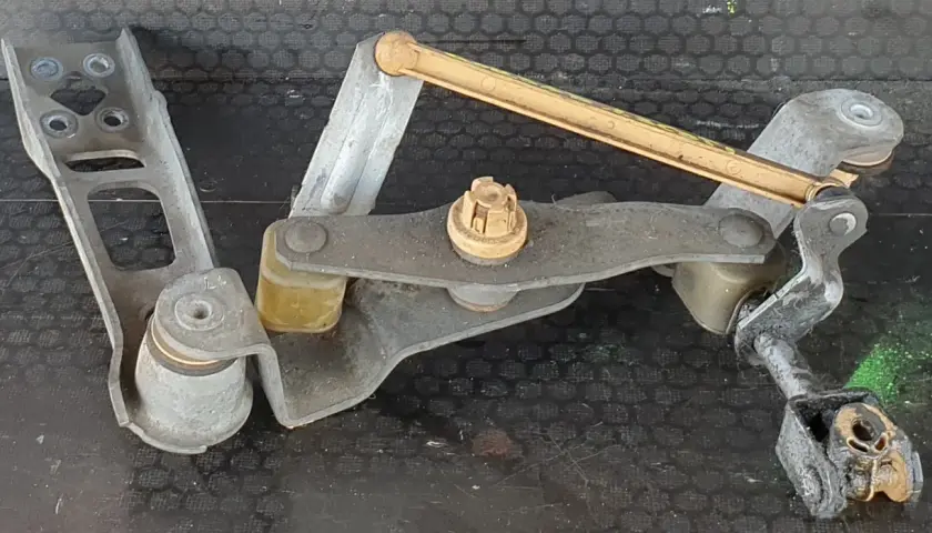 Mechanizm zmiany biegów Opla Corsy C, widok z bliska.