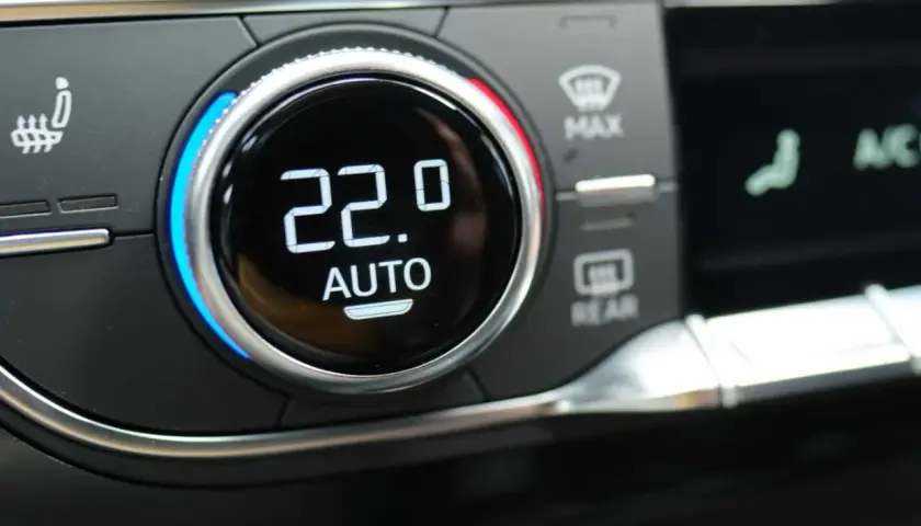 Panel klimatyzacji samochodowej z wyświetlaczem 22.0 AUTO. Zastanawiasz się, ile kosztuje nabicie klimatyzacji?