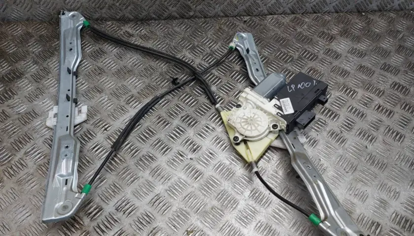 Mechanizm podnoszenia szyby samochodowej z silniczkiem.