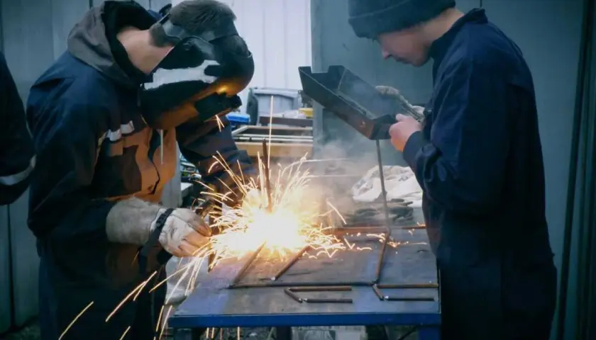 Jak spawać spawarką inwertorową? Poradnik MMA krok po kroku