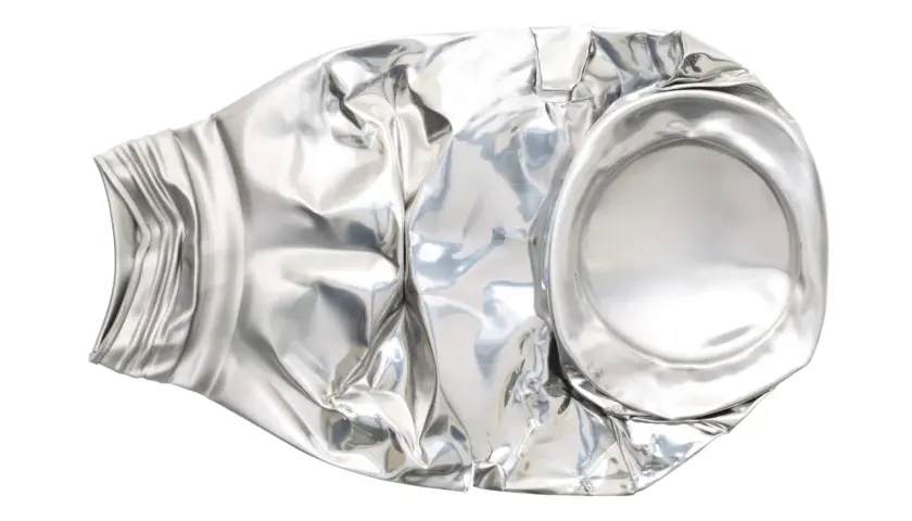 Zgnieciona puszka aluminiowa, symbolizująca cenę aluminium na złomie.