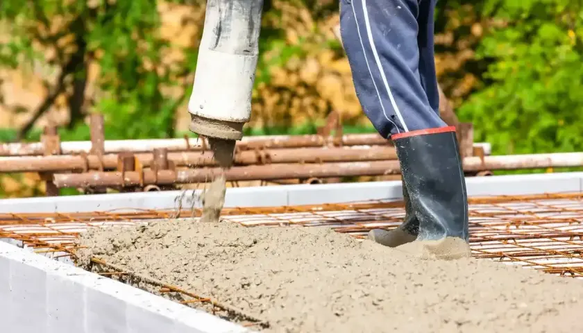 Beton c25/30 wylewany przez pompę na zbrojenie. Budowa trwa, a solidna podstawa jest kluczowa.