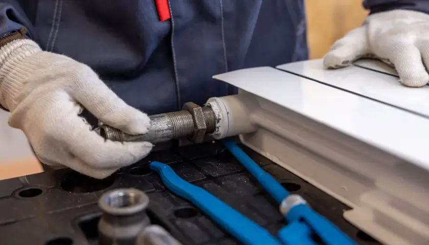 Zarobki hydraulika w Warszawie: od 7 000 do 20 000 zł i cennik