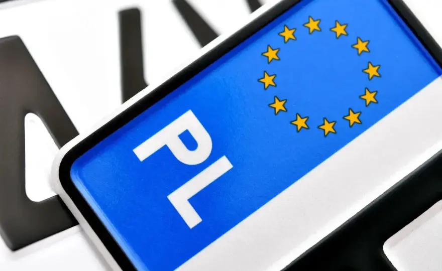 Ile kosztuje przerejestrowanie samochodu? Sprawdź, jak nie przepłacić!