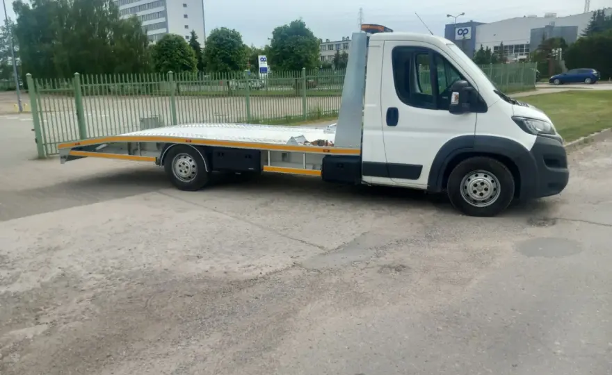 Ile kosztuje laweta? Cennik i porady, jak nie przepłacić