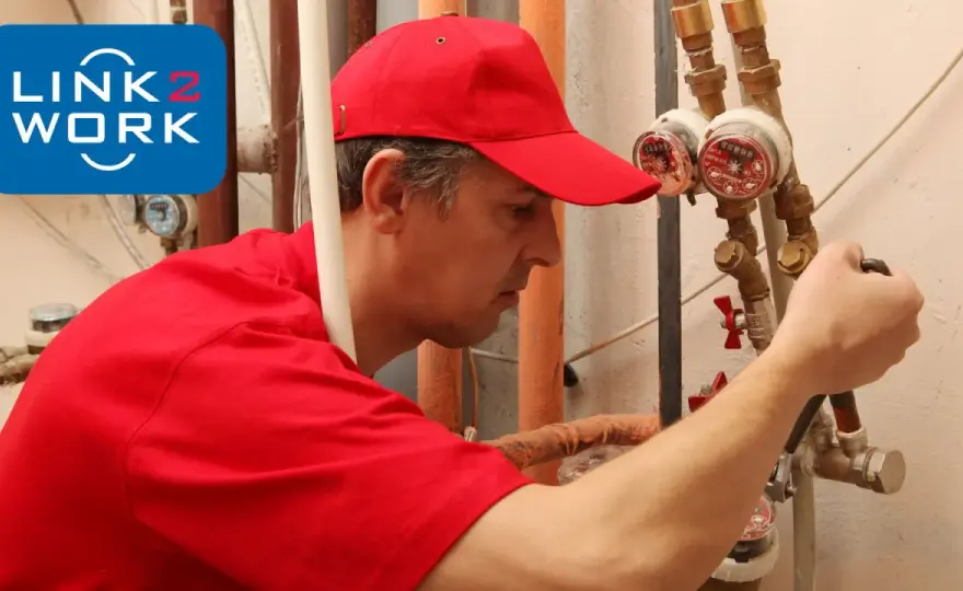 Hydraulik za granicą: Gdzie zarobisz najwięcej w Europie?