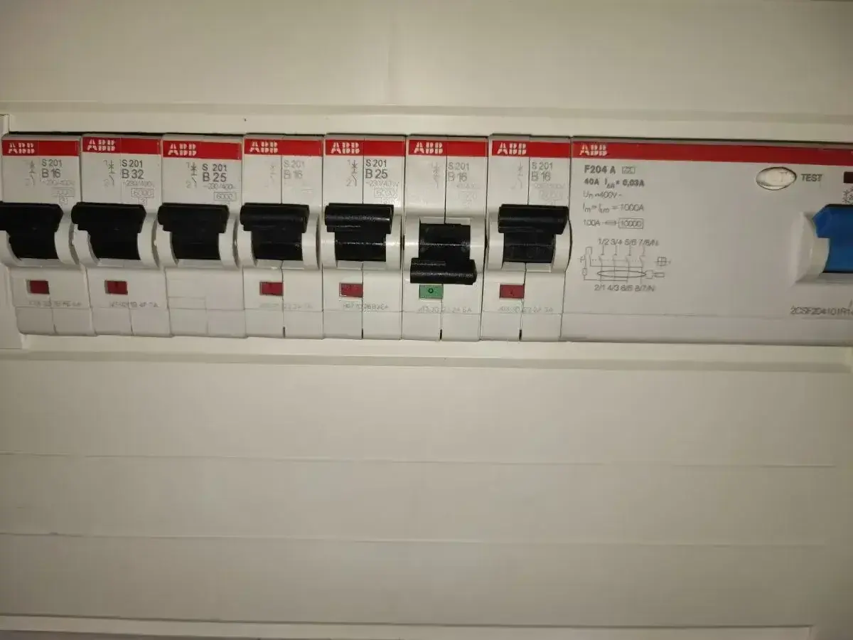 Zabezpieczenie przedlicznikowe ABB z wyłącznikami nadprądowymi i wyłącznikiem różnicowoprądowym.