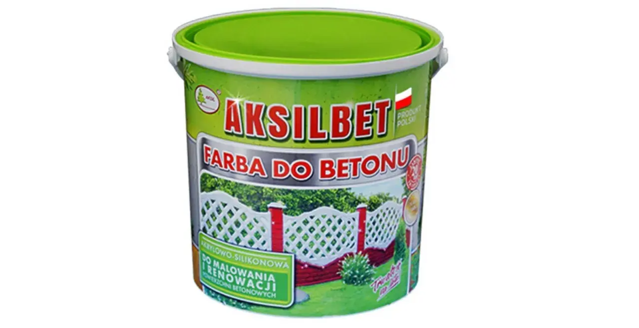 Jaka farba do betonu na zewnątrz? Pojemnik farby Aksilbet do malowania i renowacji powierzchni betonowych, z widokiem na odnowiony płotek.