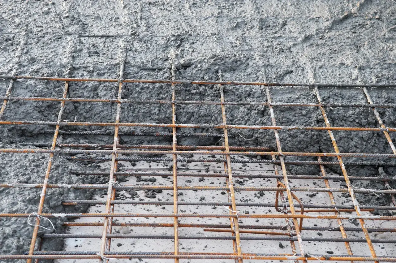Siatka zbrojeniowa czeka na beton. Jaki beton na chudziaka będzie najlepszy? Ten szary, mokry materiał wygląda obiecująco.