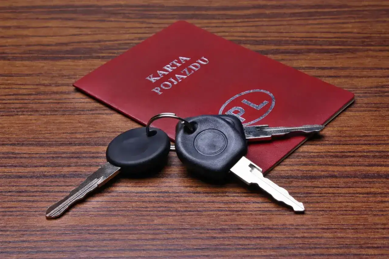Klucze samochodowe i dowód rejestracyjny. Zastanawiasz się, ile kosztuje dorobienie klucza do samochodu z pilotem?