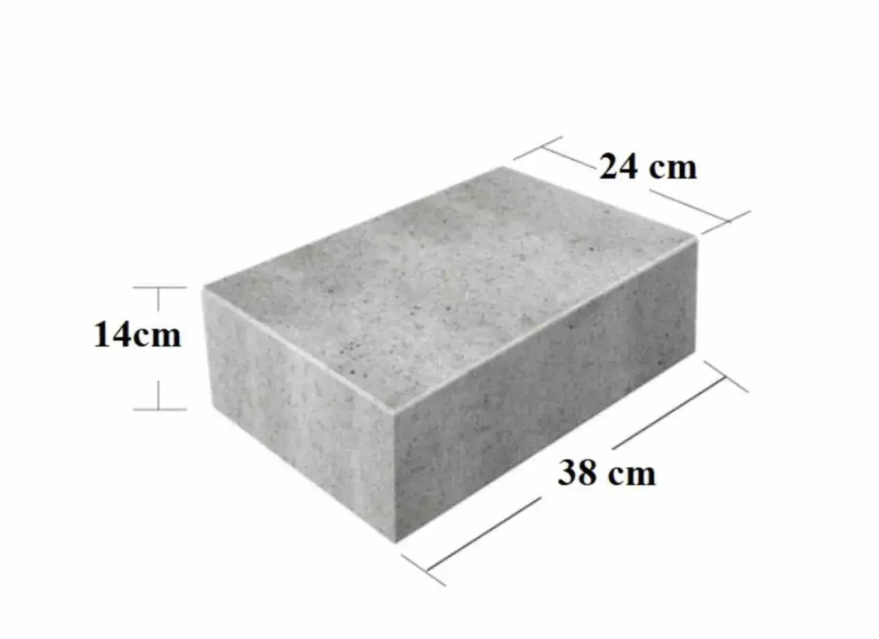 Szary bloczek betonowy o wymiarach 38x24x14 cm. Jego waga jest kluczowa przy planowaniu budowy.