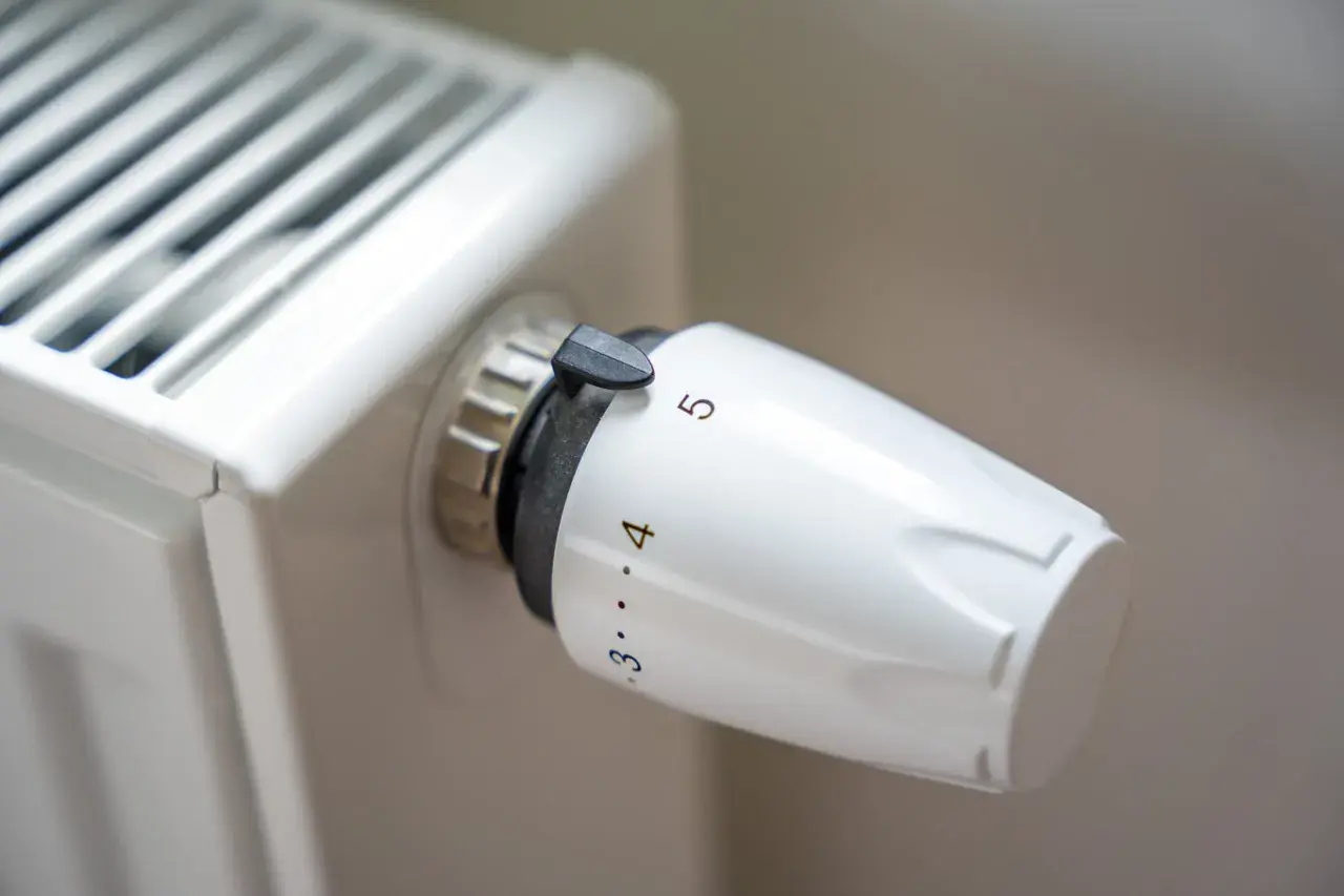 Pokrętło termostatu na grzejniku pokazuje, jak działa termostat w grzejniku, regulując temperaturę od 3 do 5.