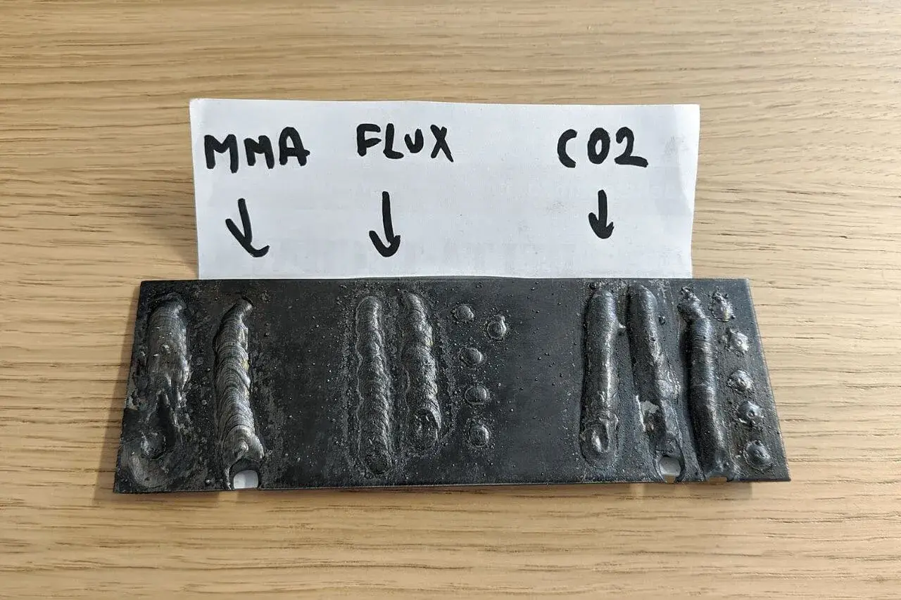 Porównanie spawania MMA, drutem samoosłonowym (FLUX) i CO2. Widać różnice w jakości spoin i obecności pęcherzy.