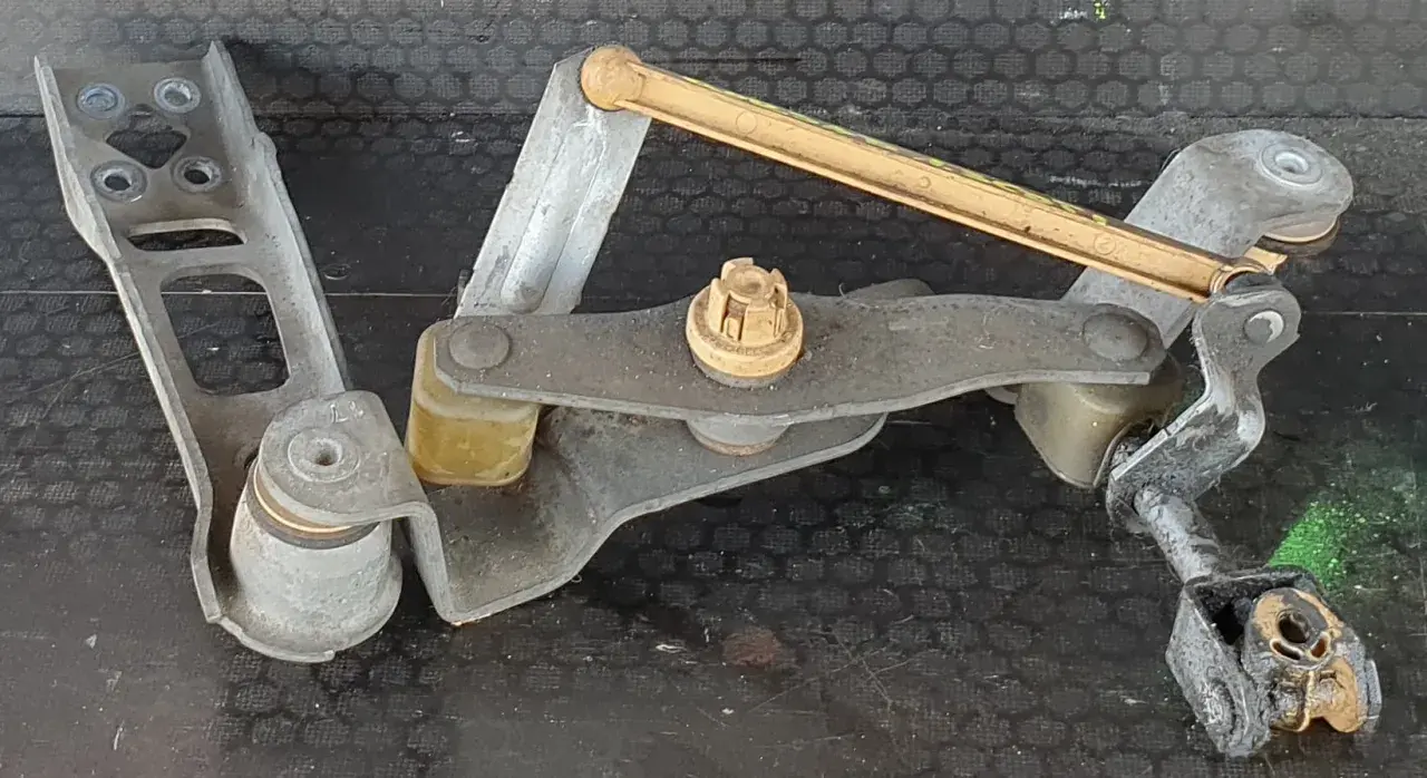 Mechanizm zmiany biegów Opla Corsy C, widok z bliska.