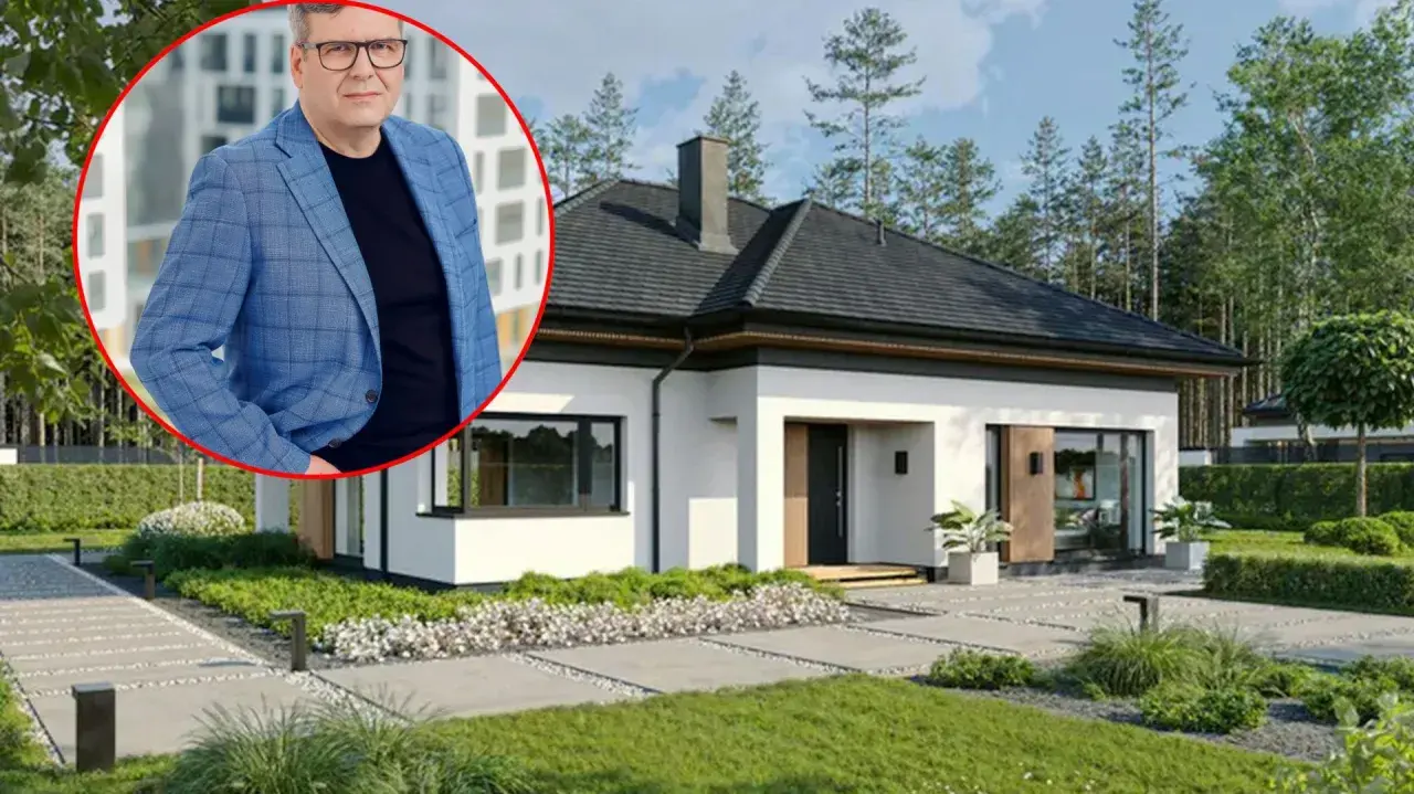 Mężczyzna w garniturze obok nowoczesnego domu. Szacowany koszt budowy domu 220m2.