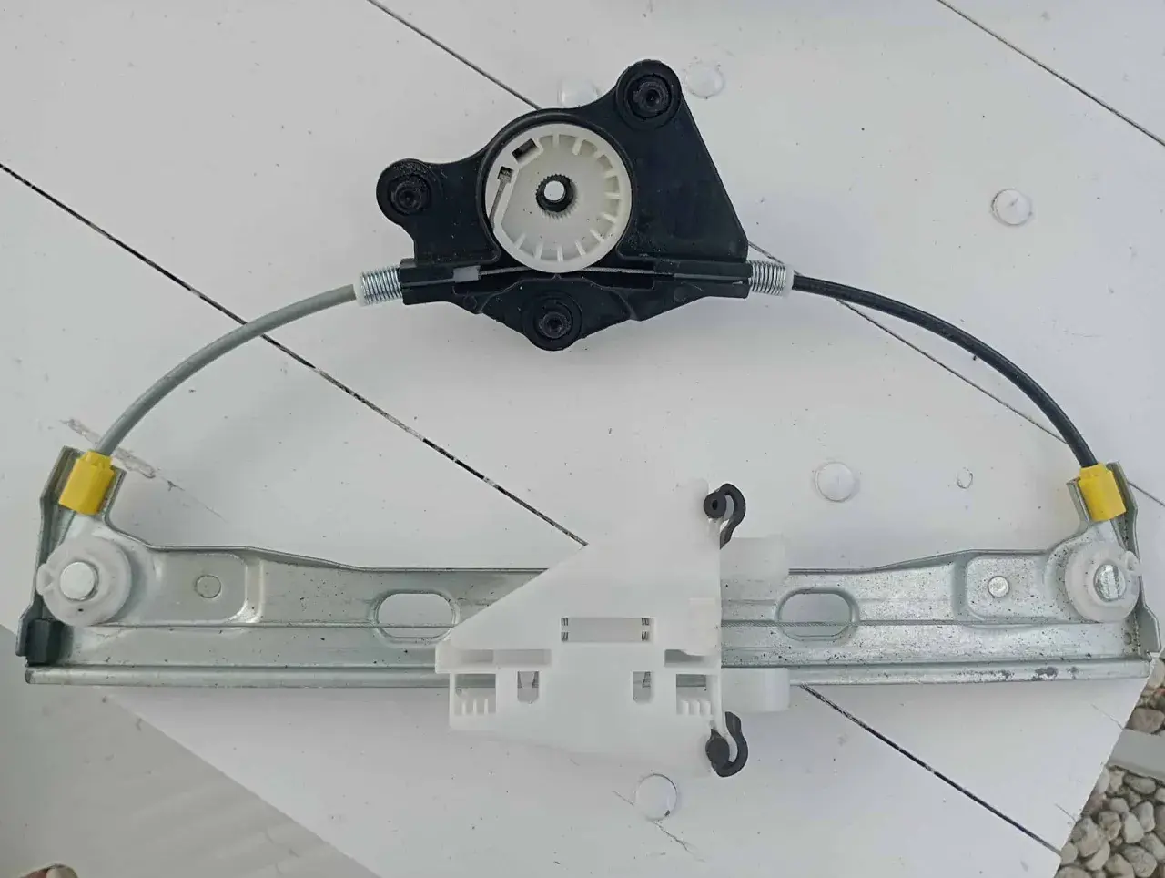 Szyba nie działa? Napraw mechanizm podnoszenia szyby! Koszty, porady