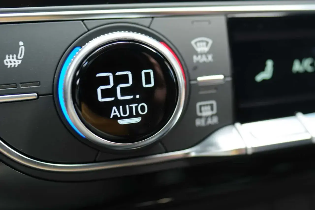 Panel klimatyzacji samochodowej z wyświetlaczem 22.0 AUTO. Zastanawiasz się, ile kosztuje nabicie klimatyzacji?