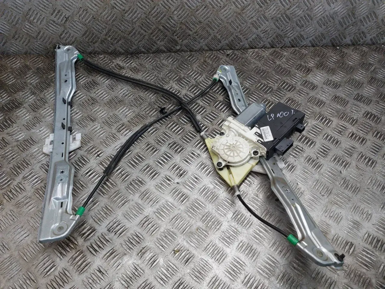 Mechanizm podnoszenia szyby samochodowej z silniczkiem.
