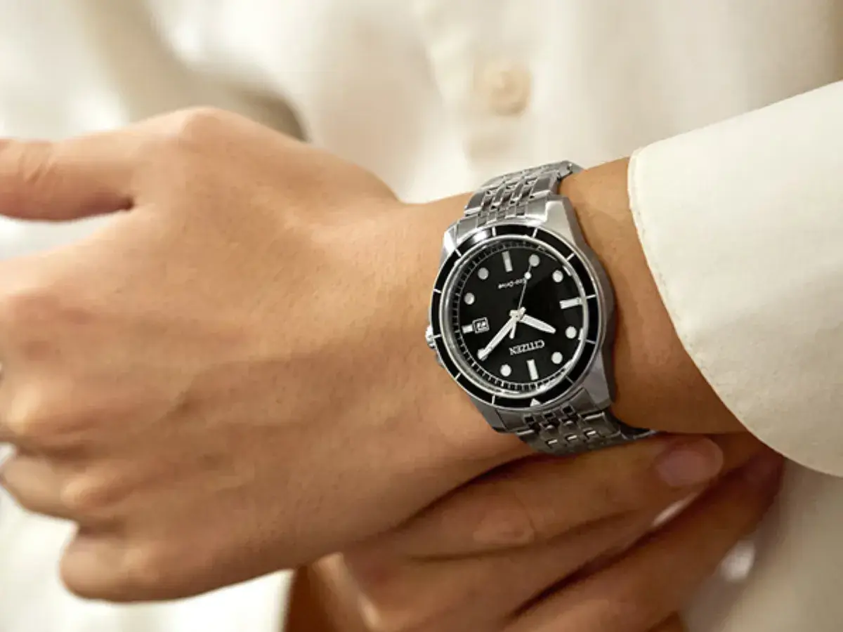 Zegarek Citizen Eco-Drive na męskim nadgarstku, na tle białej koszuli.