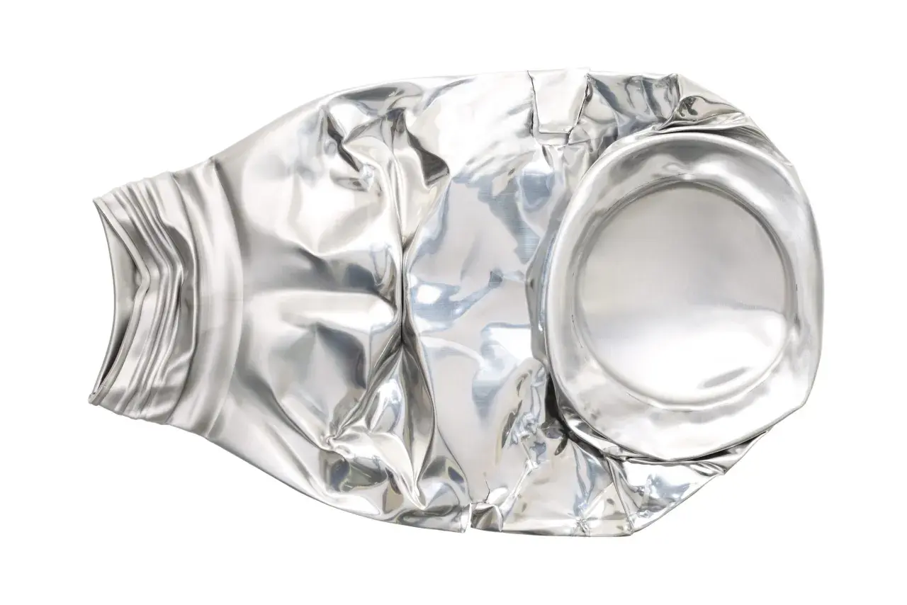 Zgnieciona puszka aluminiowa, symbolizująca cenę aluminium na złomie.