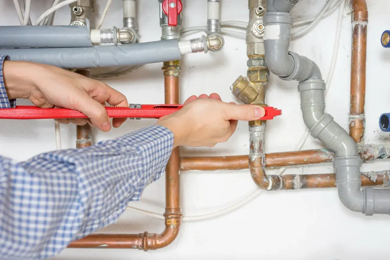 Co robi hydraulik? Pełny zakres usług i porady eksperta