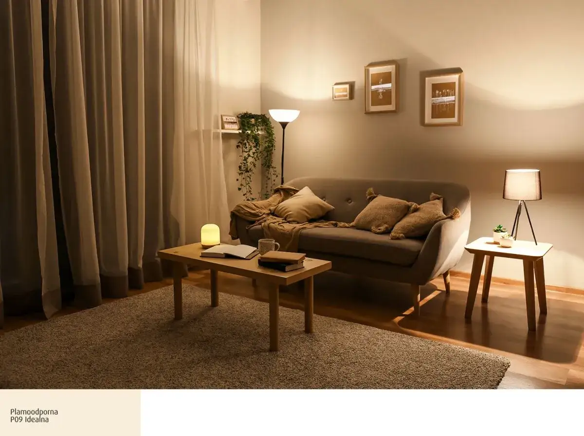 Przytulny salon z kanapą, stolikiem i dywanem. Ciepłe i zimne barwy światła tworzą nastrojową atmosferę.