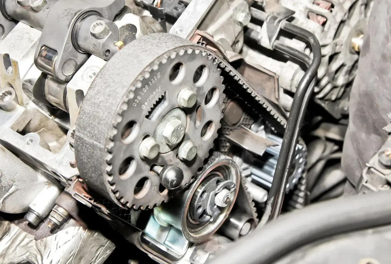 Zbliżenie na silnik 1.9 TDI z widocznym kołem zębatym i paskiem rozrządu. Sprawdzanie wymiana rozrządu 1.9 tdi koszt.
