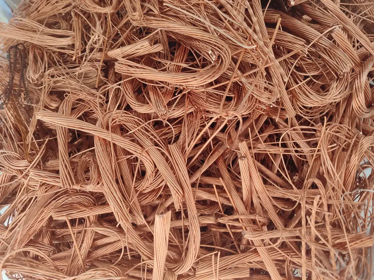Góra miedzianych kabli, gotowa do przetworzenia. Cena miedzi na złomie zależy od jakości i ilości.