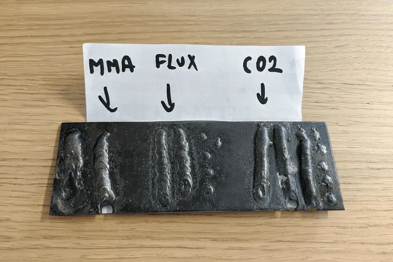 Porównanie spawania MMA, drutem samoosłonowym (FLUX) i CO2. Widać różnice w jakości spoin i obecności pęcherzy.