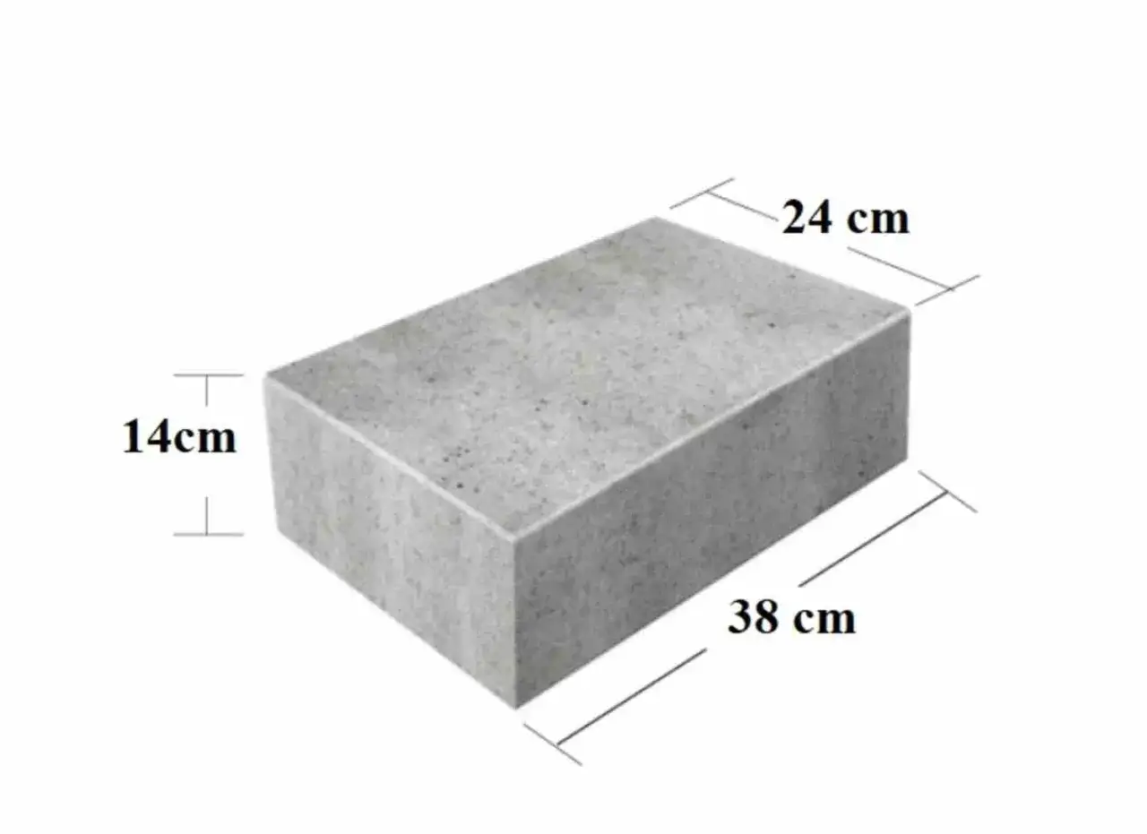 Szary bloczek betonowy o wymiarach 38x24x14 cm. Jego waga jest kluczowa przy planowaniu budowy.