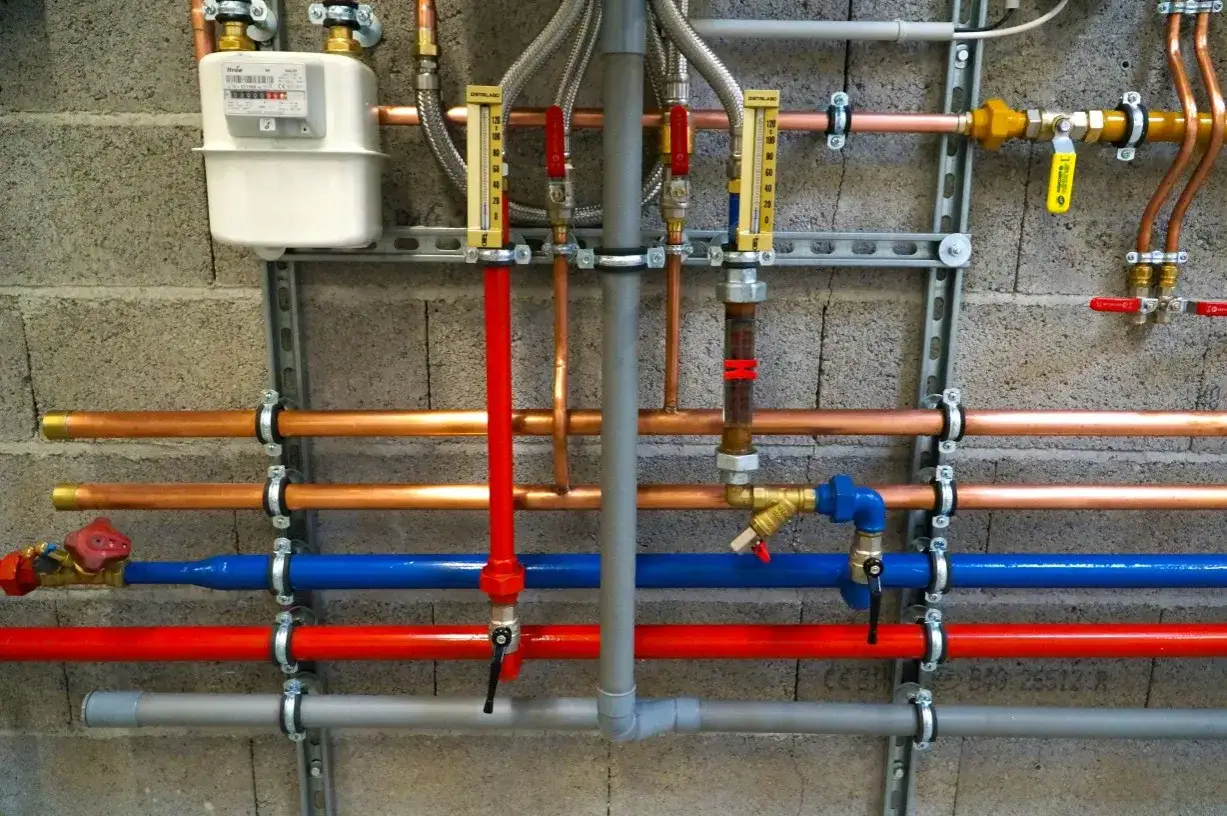 System rur grzewczych i wodnych. Zastanawiasz się, ile zarabia hydraulik? Taka instalacja wymaga precyzji i wiedzy.