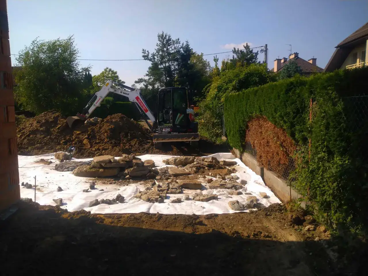 Korytowanie pod fundamenty, koparka Bobcat pracuje. Sprawdź korytowanie cena za m2.