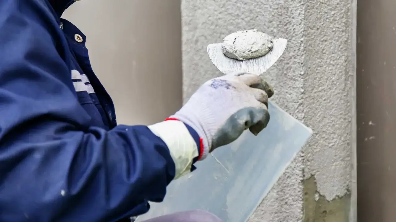 Pracownik nakłada tynk silikonowy. Sprawdź aktualną tynk silikonowy cenę za m2 robocizny.