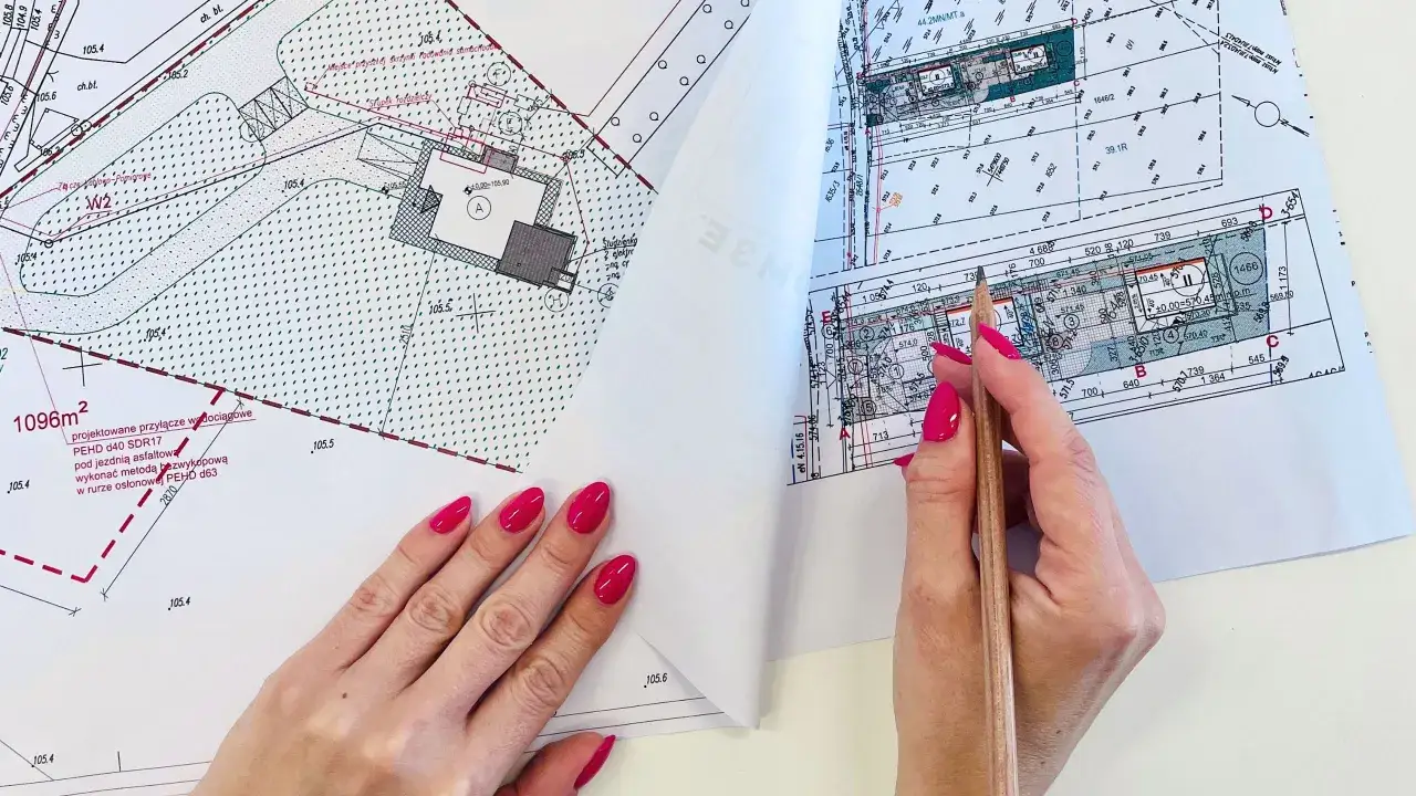 Mapa do celów projektowych cena: szczegółowy plan terenu z zaznaczonymi przyłączami wodociągowymi i budynkami.